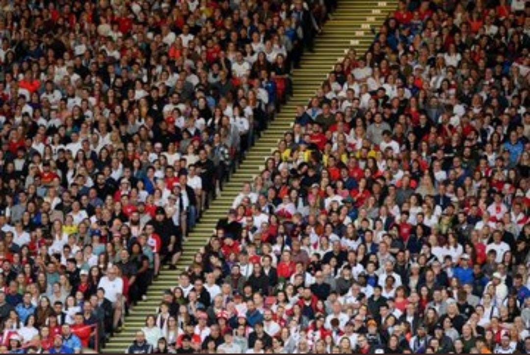 A Uefa autorizou testes durante um ano com arquibancadas com lugares em pé nos estádios em jogos das competições europeias em França, Alemanha e Inglaterra