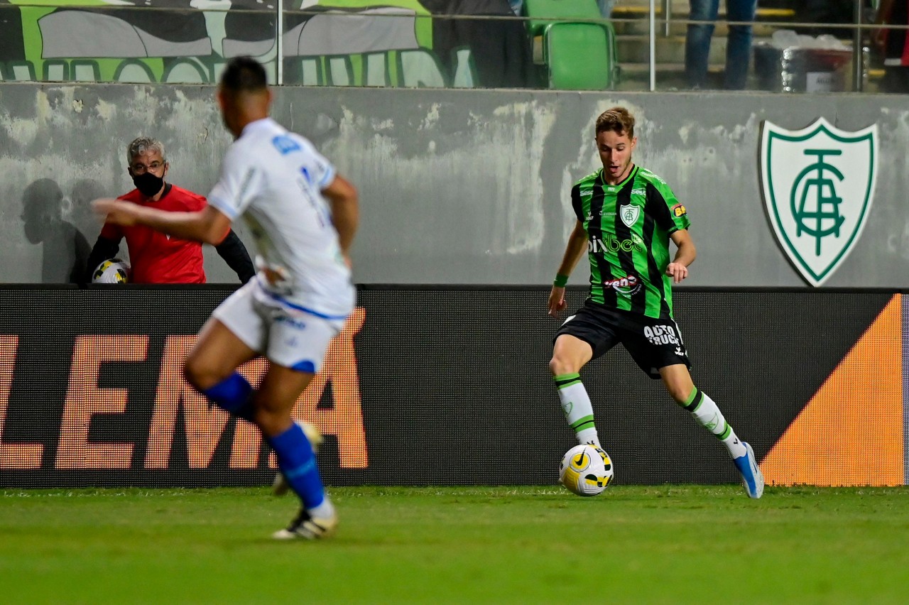 Meia-atacante Gustavinho começou como titular