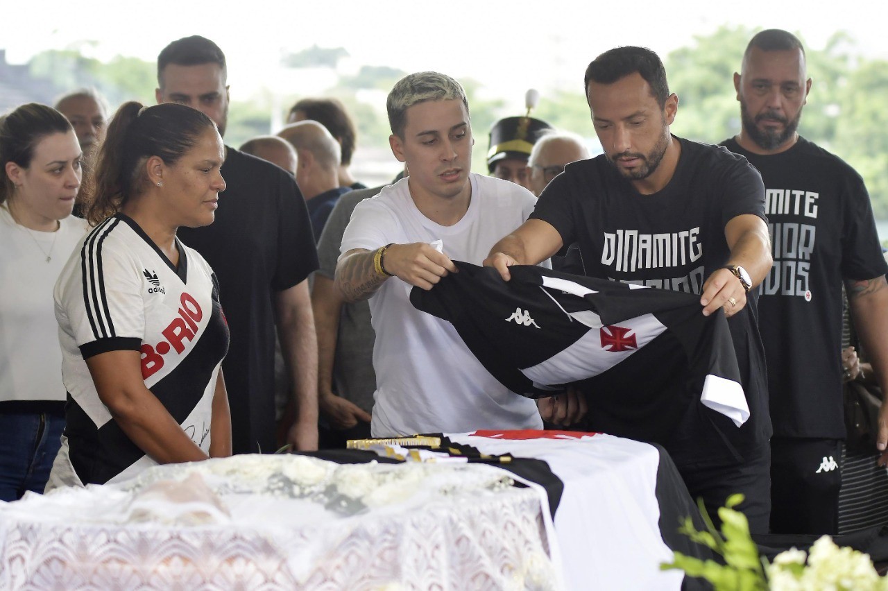 Nenê, jogador do Vasco, durante o velório de Roberto Dinamite