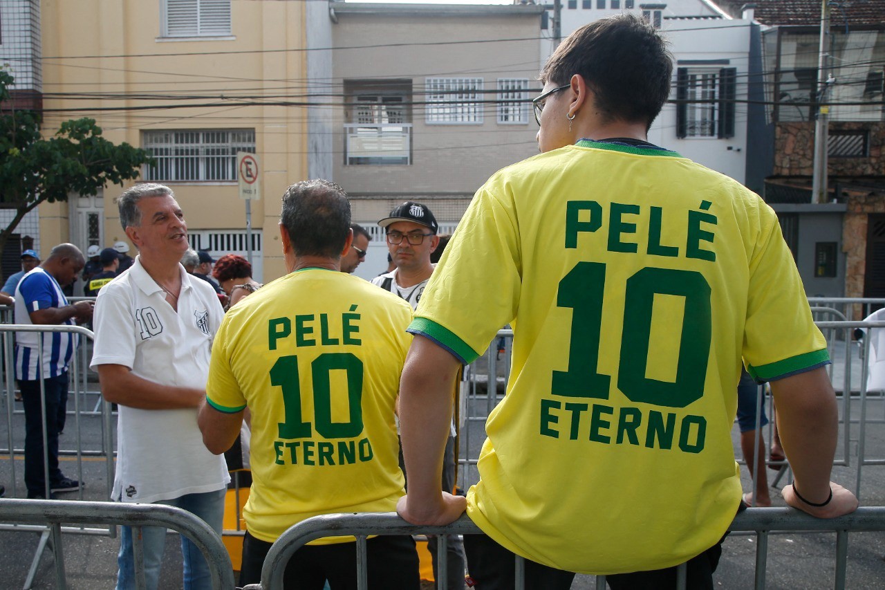 Desde as primeiras horas da manhã desta segunda (2), torcedores já aguardam em Santos para prestar última homenagem a Pelé