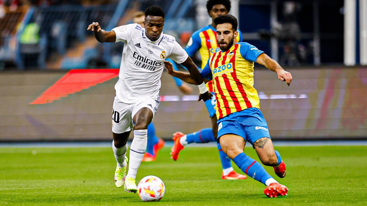 Vini Junior disputa a bola com jogador do Valencia
