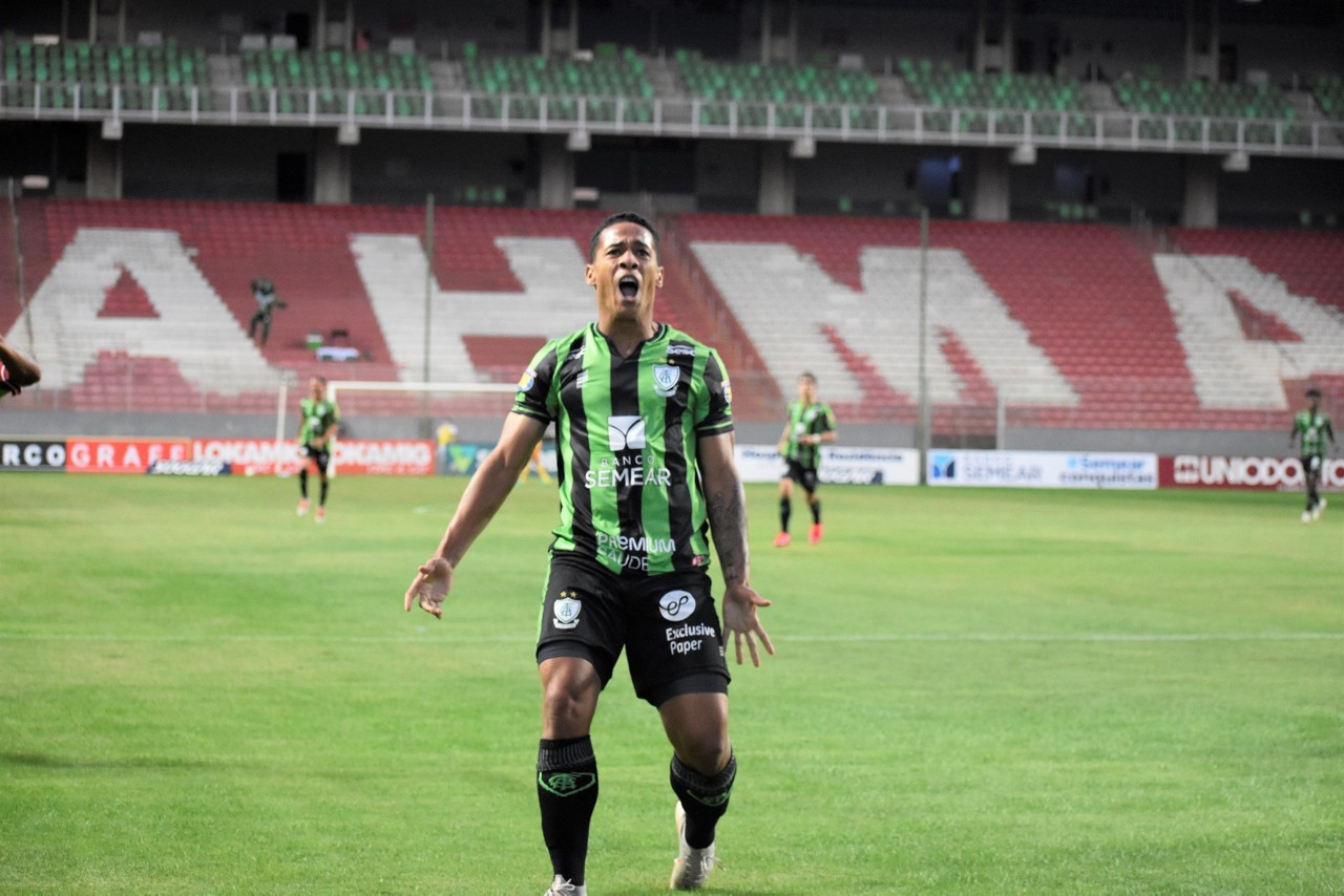 Vitão comemora gol durante duelo com o Atlético, em 2020