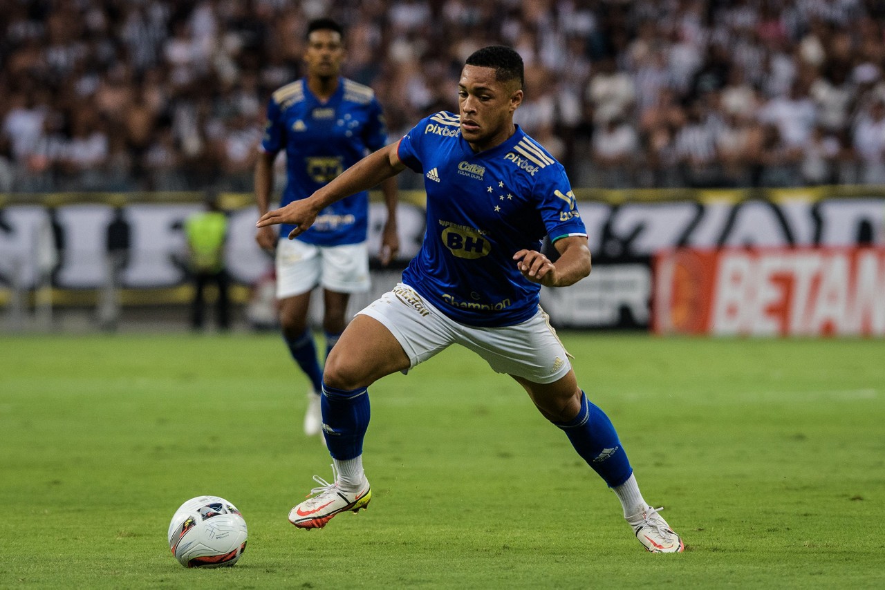 Vitor Roque, que tem apenas 18 anos, deixou o clube de forma polêmica no ano passado, se transferindo para o Athlético-PR