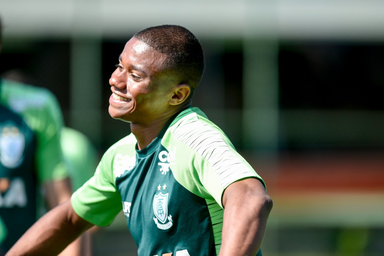 Volante Juninho tem 35 vitórias, 26 empates e 38 derrotas com a camisa do América