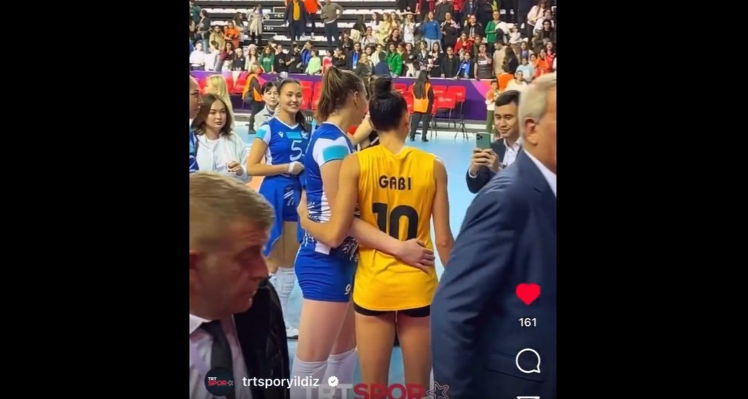 Jogadoras adversárias fazem fila para 'tietar' Gabi após jogo