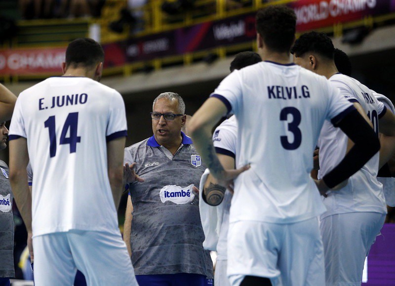 Técnico Nery Tambeiro ainda busca o encaixe perfeito no elenco