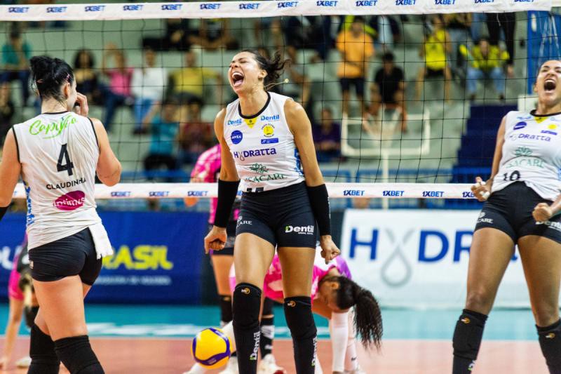 Carol, central do Dentil Praia Clube, é um dos destaques do Mundial