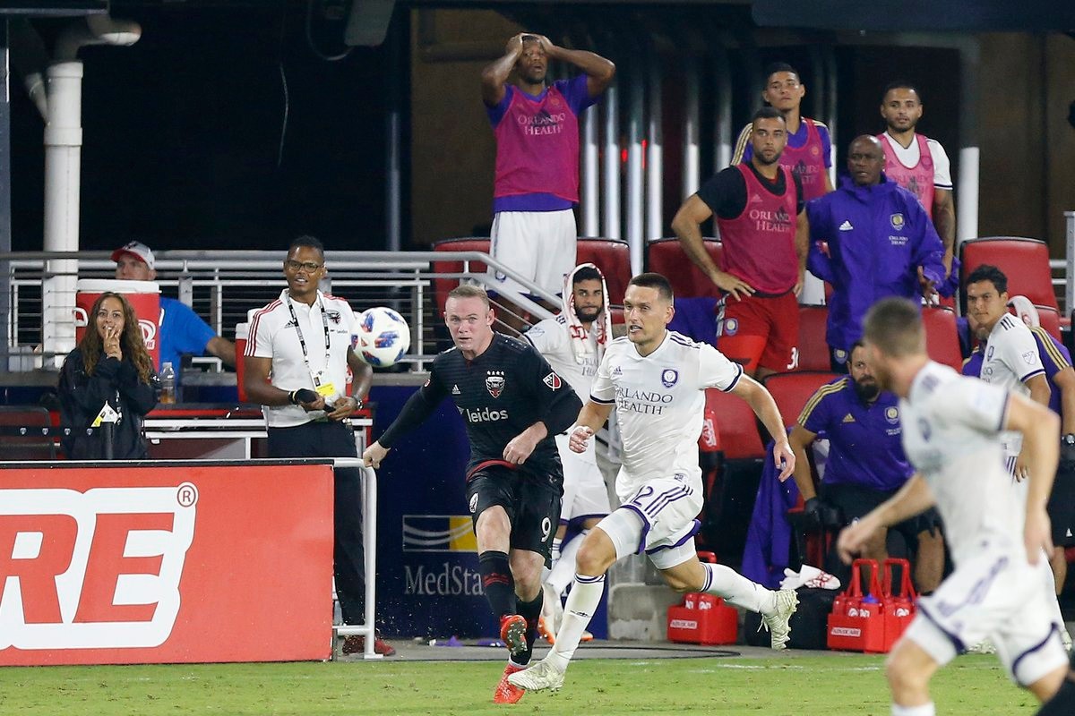 Rooney protagonizou um daqueles lances que comprova que ele é um jogador acima da média