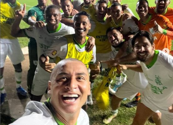 Wellington Paulista faz selfie com colegas de América ao comemorar gol