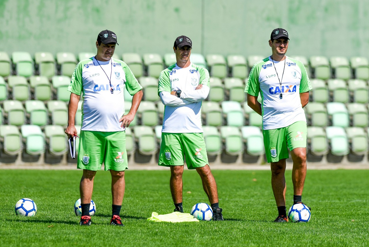 Adílson Batista só deverá confirmar a equipe titular do América momentos antes do jogo com o São Paulo