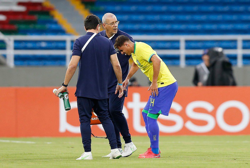 Lesão foi confirmada após o zagueiro Weverton sentir fortes dores no pé direito