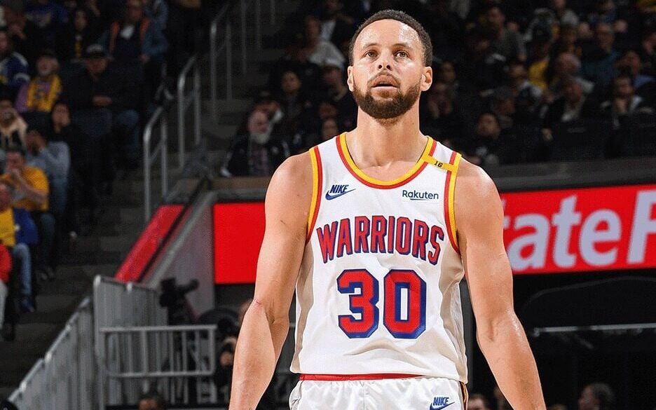 Stephen Curry, do Golden State Warriors, lidera a lista de venda de camisas na NBA (Foto: Reprodução/X/@warriors)
