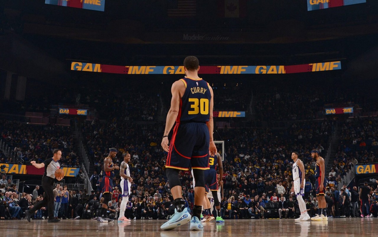 Stephen Curry durante jogo entre Golden State Warriors e Sacramento King (Foto: Noah Graham/NBAE via Getty Images/AFP)