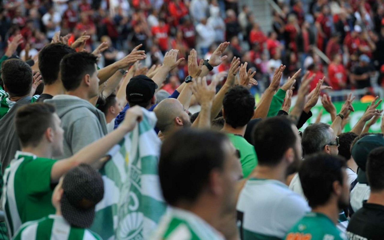 Torcida do Coritiba contra o Athletico, na Arena da Baixada, em 2018. Foto: Divulgação/Coritiba