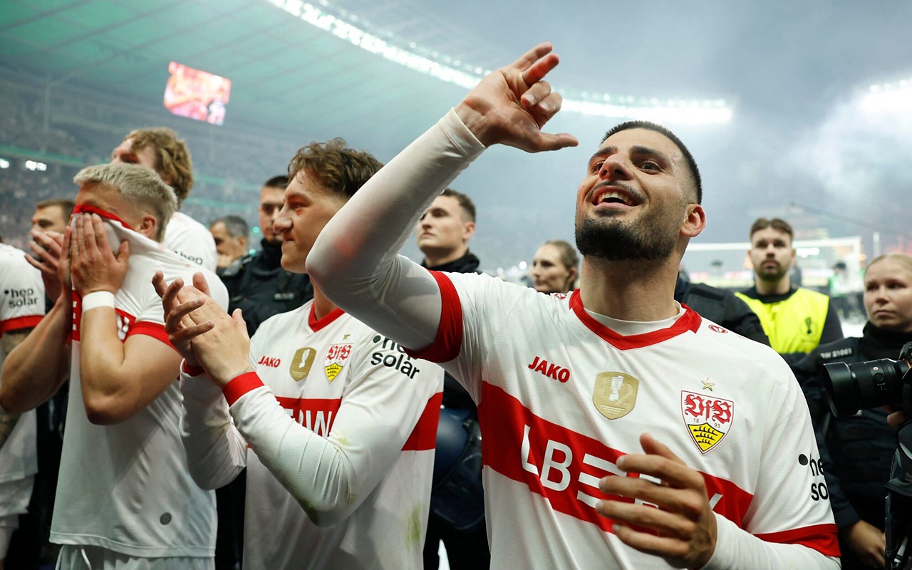 Jogadores do Stuttgart comemoram título da Copa da Alemanha (Foto: Odd Andersen/AFP)