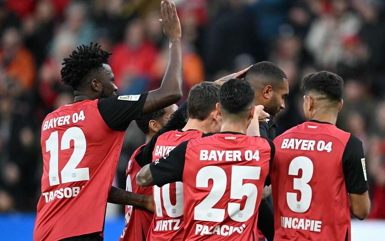 Jogadores do Leverkusen comemorando um gol (Foto: INA FASSBENDER / AFP)