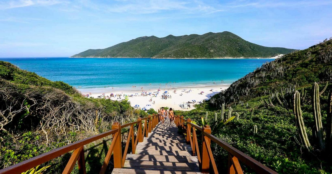 Arraial do Cabo, com suas águas cristalinas e trilhas deslumbrantes, atrai turistas do país inteiro