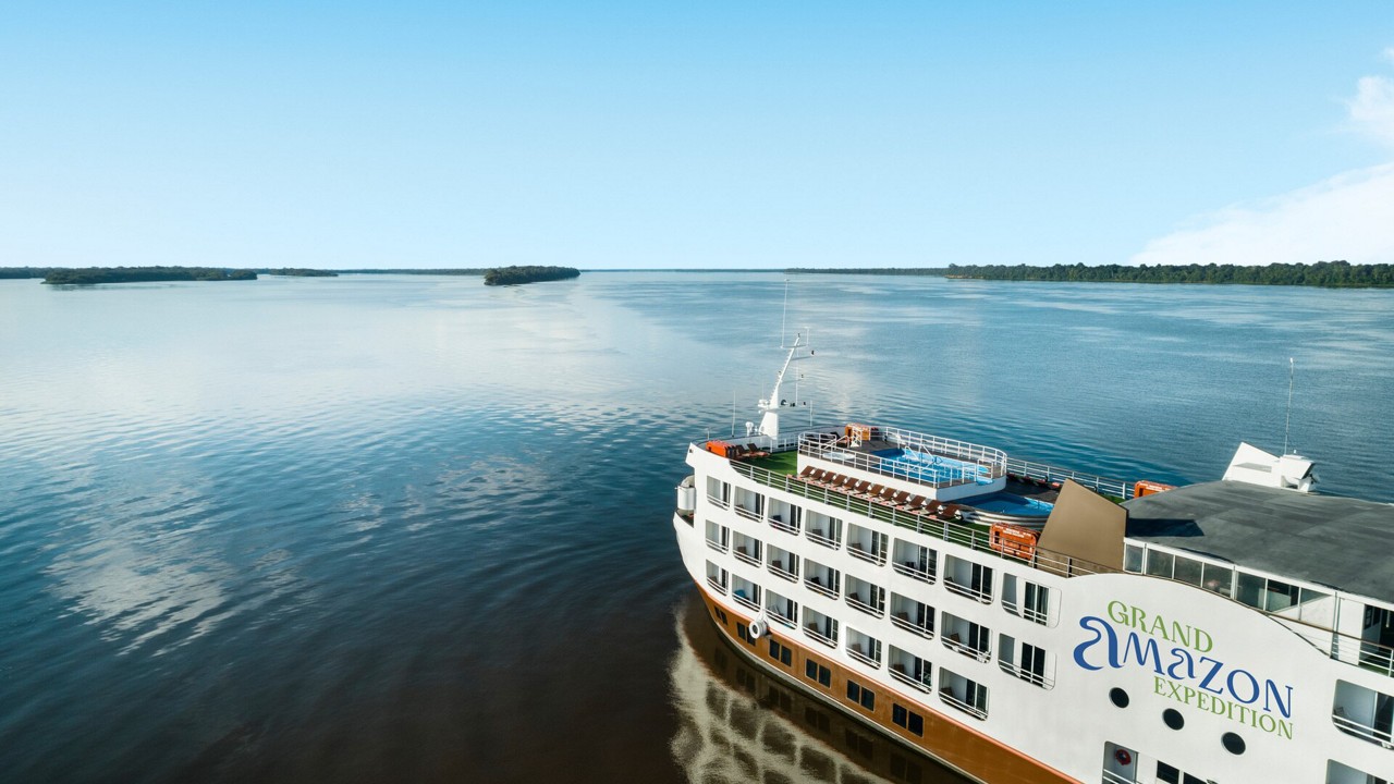 Bem diferente de um cruzeiro marítimo, o fluvial oferece cabines maiores e mais confortáveis, uma área lazer menor entretanto, com muito entretenimento