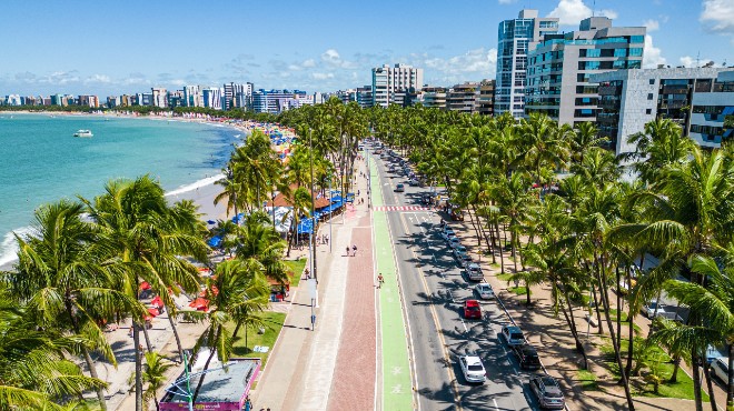 Ponta Verde é famosa pelo Caminho de Moisés, uma faixa de areia que surge na maré baixa, enquanto Pajuçara encanta com jangadas que levam até as piscinas naturais.