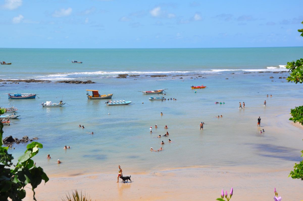  Com larga faixa de areia e inúmeras piscinas naturais, a Praia do Centro, na Pipa - distrito do município de Tibau do Sul - está localizada a apenas 80 km da capital do Rio Grande do Norte, Natal, e conta com infraestrutura de ponta para receber o turista.