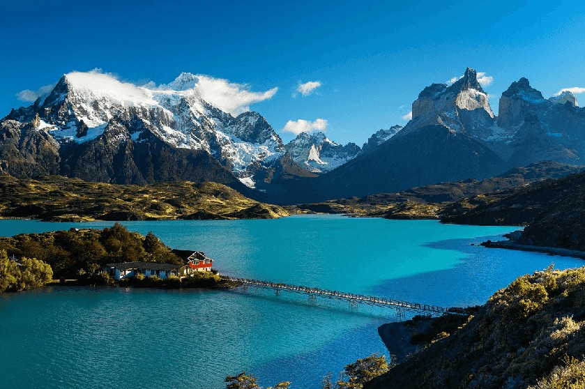 A Patagônia Argentina, localizada no sul do país, é famosa por suas paisagens deslumbrantes que incluem montanhas, glaciares e lagos, tornando-se um destino imperdível para os amantes da natureza e aventura