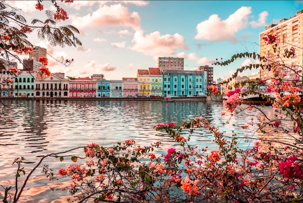 Recife é o destino mais desejado no Nordeste para o verão de 2025, com uma combinação única de cultura, praia e gastronomia.






