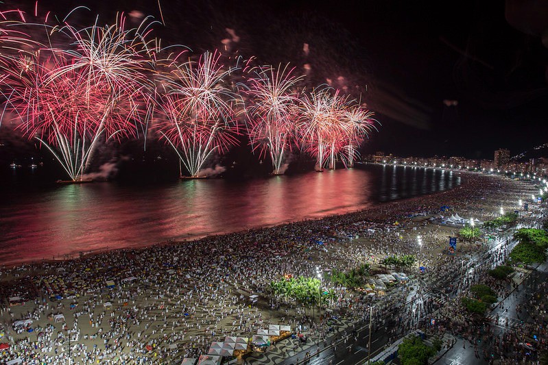Copacabana é o coração do réveillon no Brasil reunindo, tradicionalmente, milhões em uma celebração inesquecível