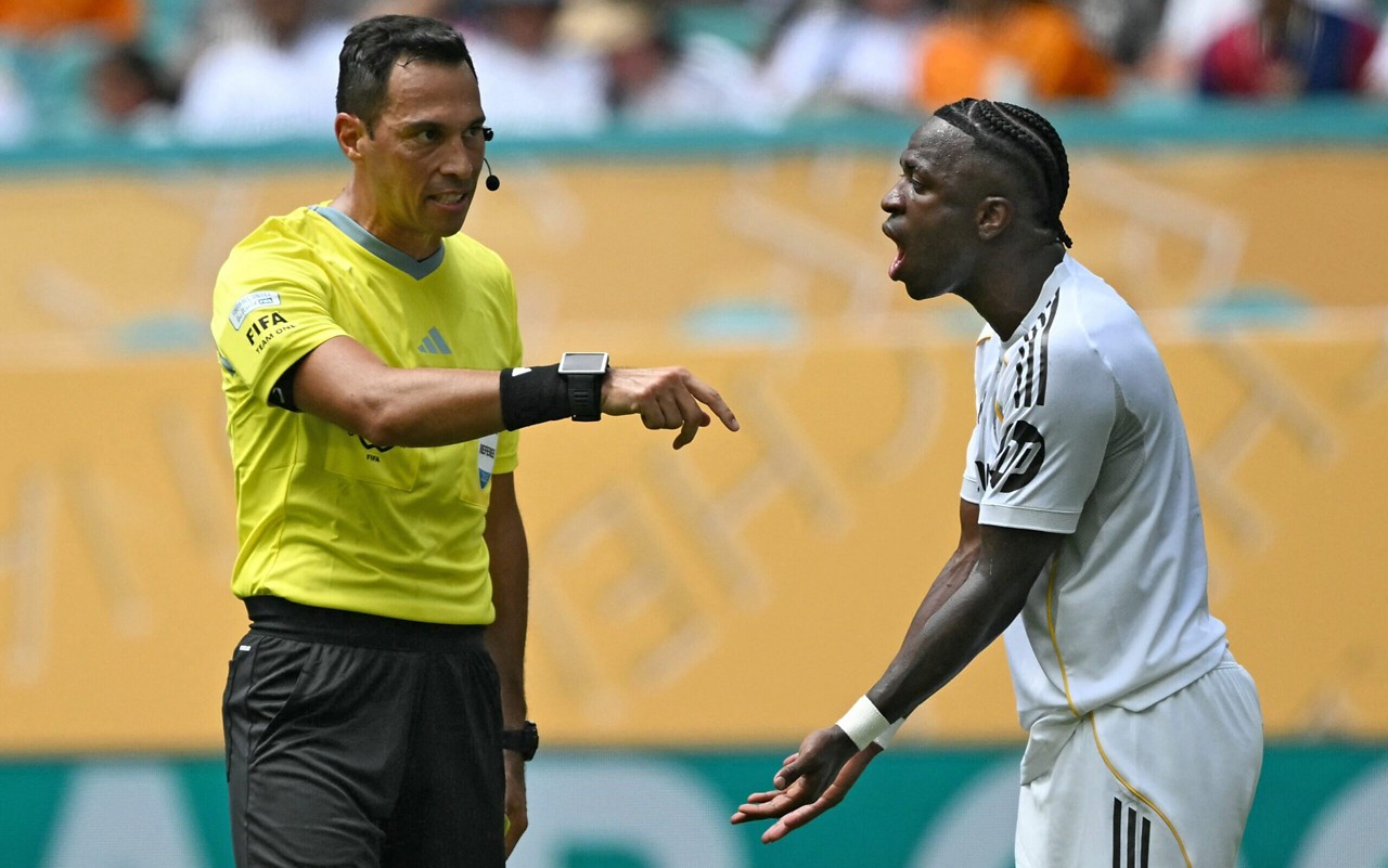 Vini Jr discute com Facundo Tello na estreia do Real Madrid no Mundial de Clubes (Foto: Chandan Khanna/AFP)