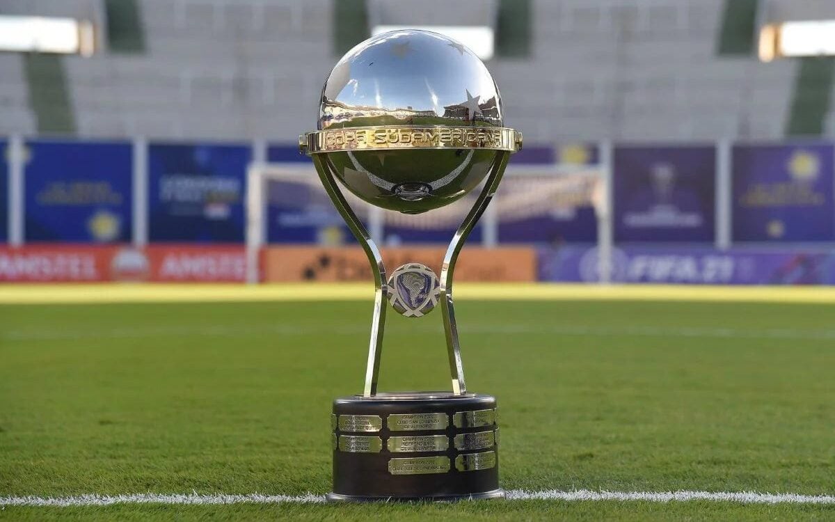 Troféu da Copa Sul-Americana da temporada passada (Foto: Divulgação/Conmebol)