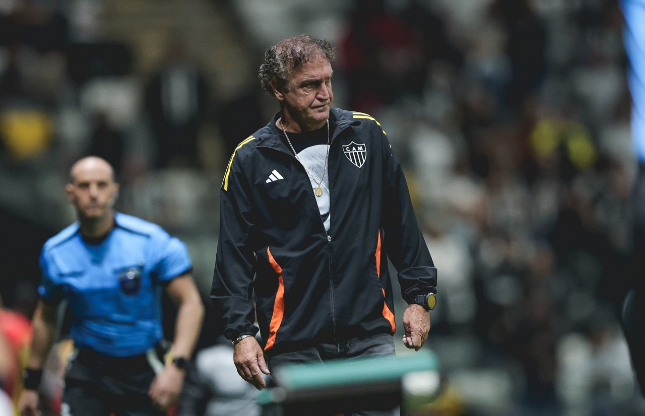 Treinador optou por colocar Scarpa e Rony como titulares
