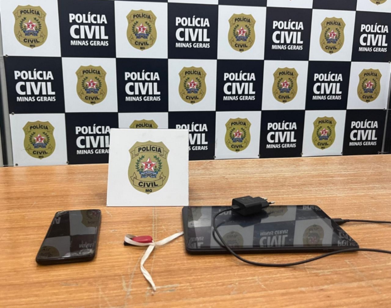 Suspeito armazenava conteúdo de abuso sexual infantil em tablet, pen drive e celular, que foram apreendidos