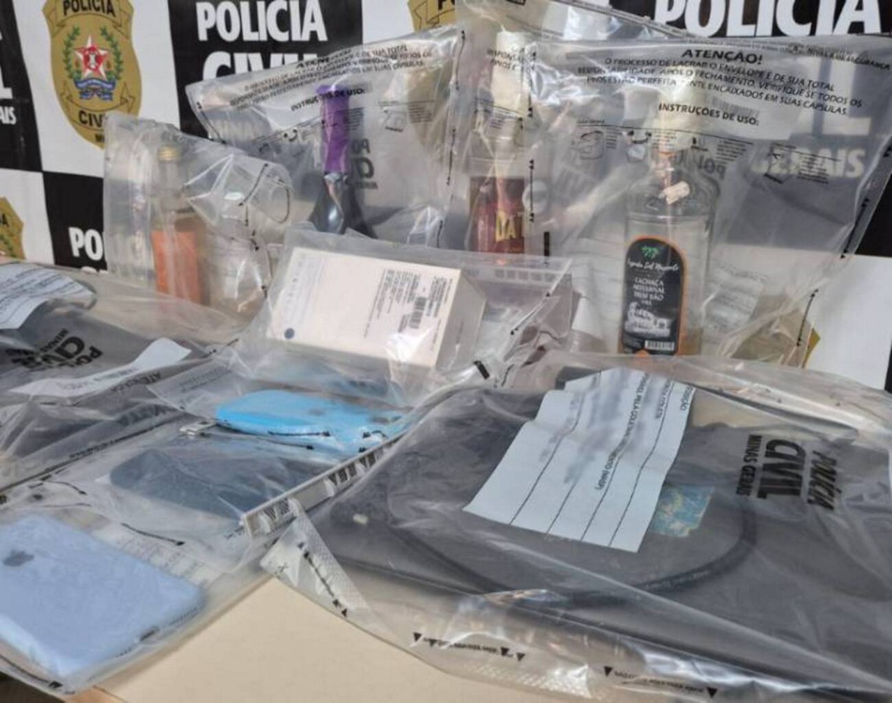 Durante a operação, foram cumpridos mandados de busca na residência do homem e na escola de artes
