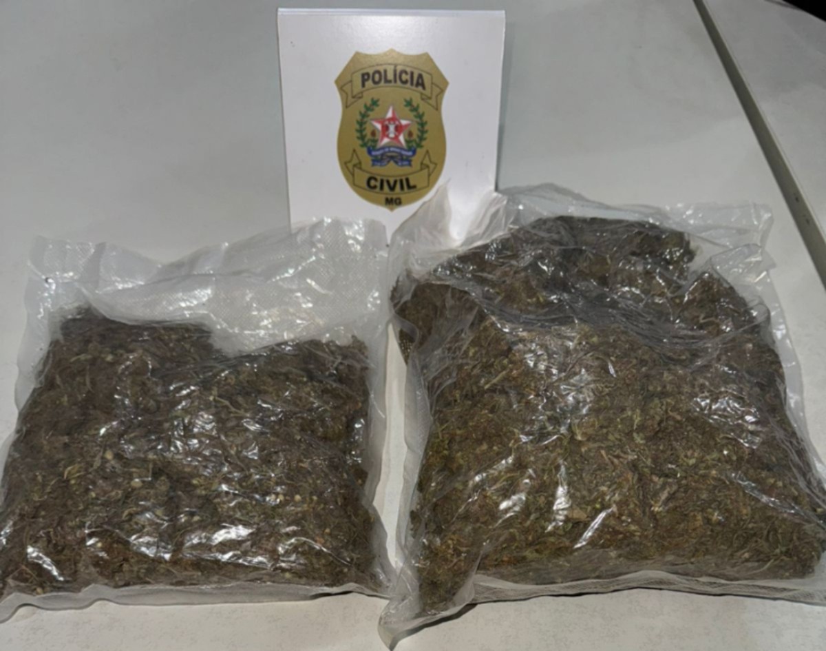 No local, os policiais presenciaram a entrega da caixa, contendo aproximadamente um quilo de droga