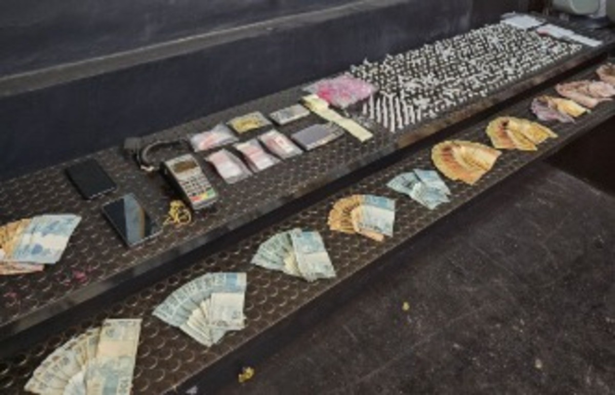 Além de drogas e outros materiais, mais de R$ 10 mil foram apreendidos com suspeitos