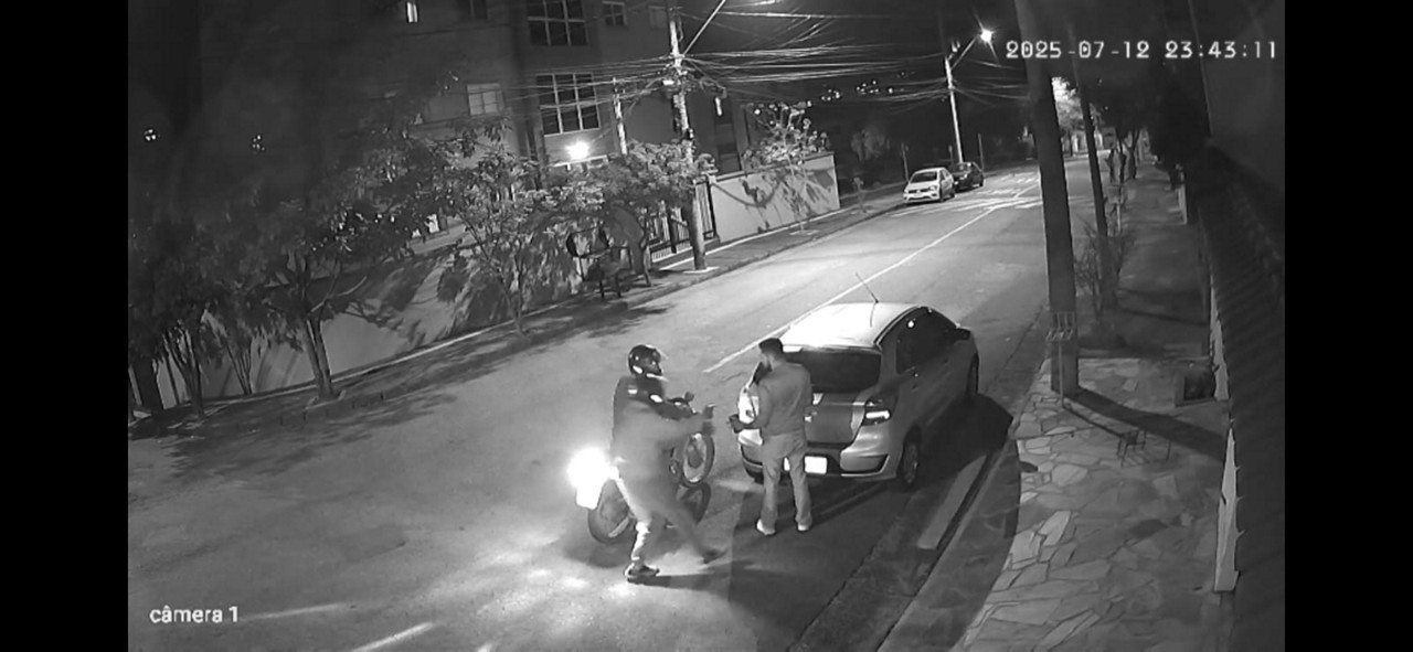 Imagens mostram o momento exato em que bandidos abordam a vitima