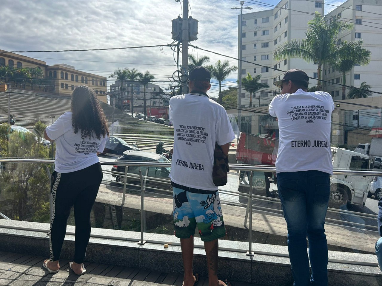 Com cartazes e camisetas estampadas, vizinhos de todas as idades fizeram questão de prestar a última homenagem