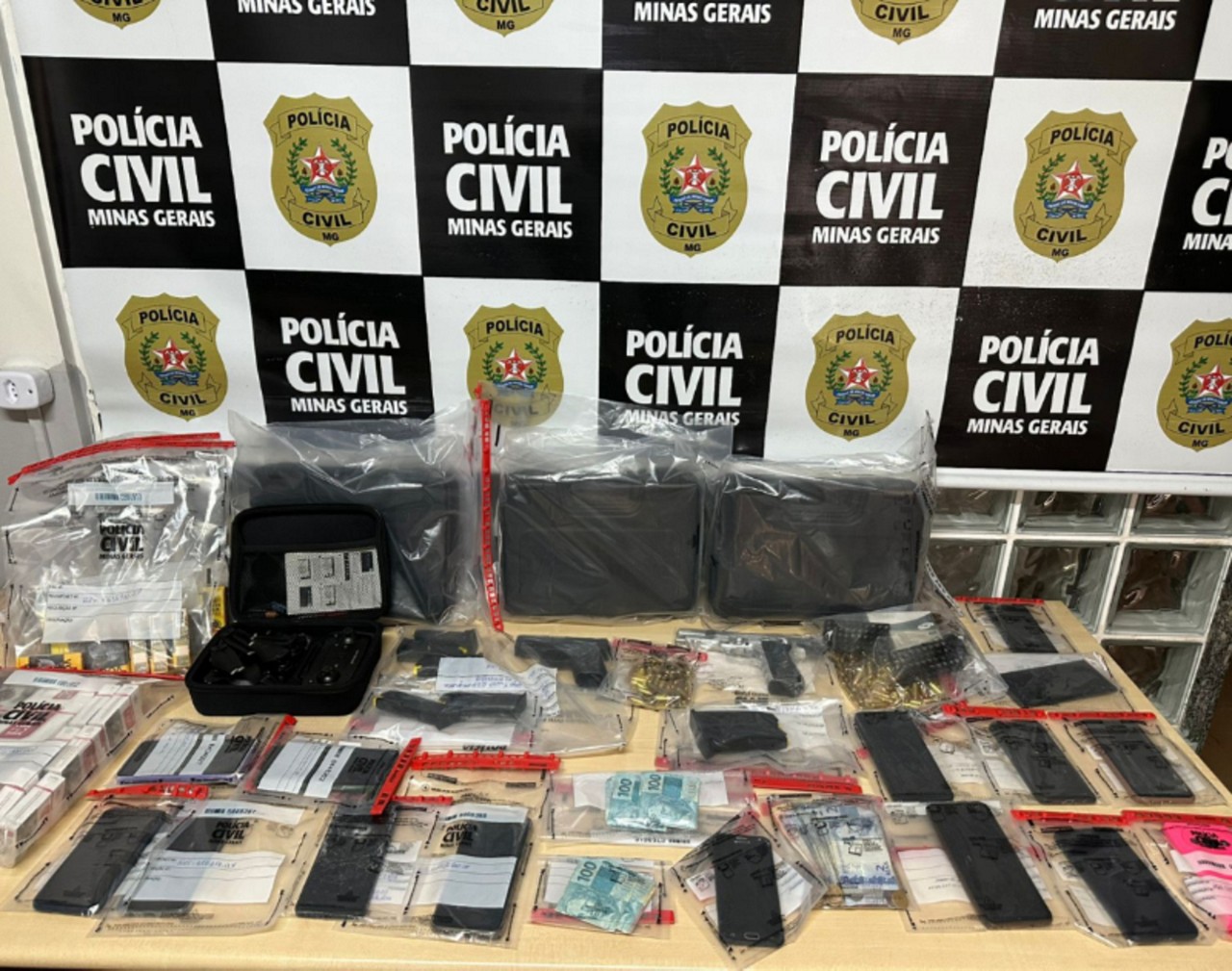 A PCMG apreendeu duas armas de fogo, quase 150 munições, celulares, maconha e dinheiro