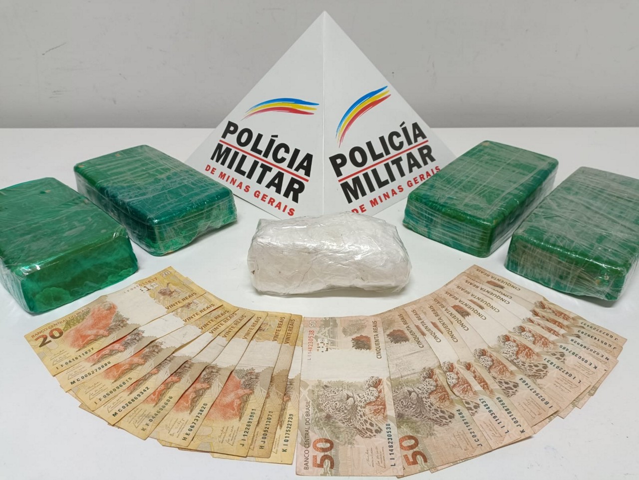 Entorpecentes estavam sob o tapete do banco traseiro