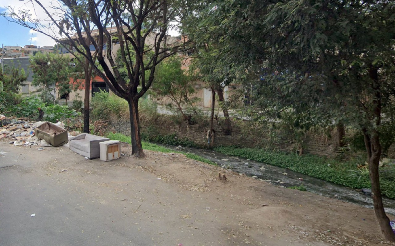 Após ser baleado, o rapaz acabou caindo dentro do córrego que corta a região