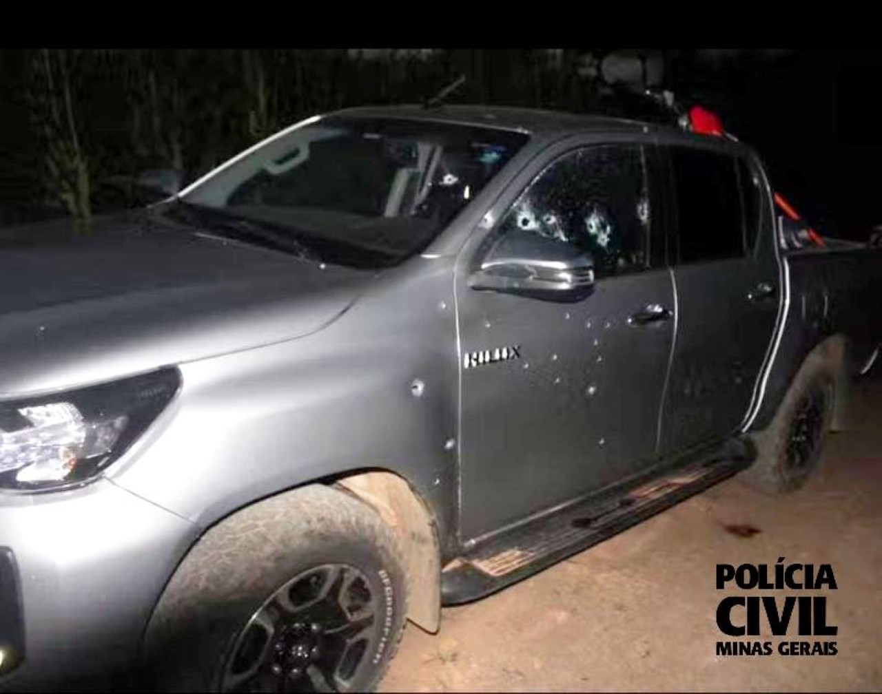 Caminhonete de idoso que foi morto por engano ficou completamente marcada por tiros