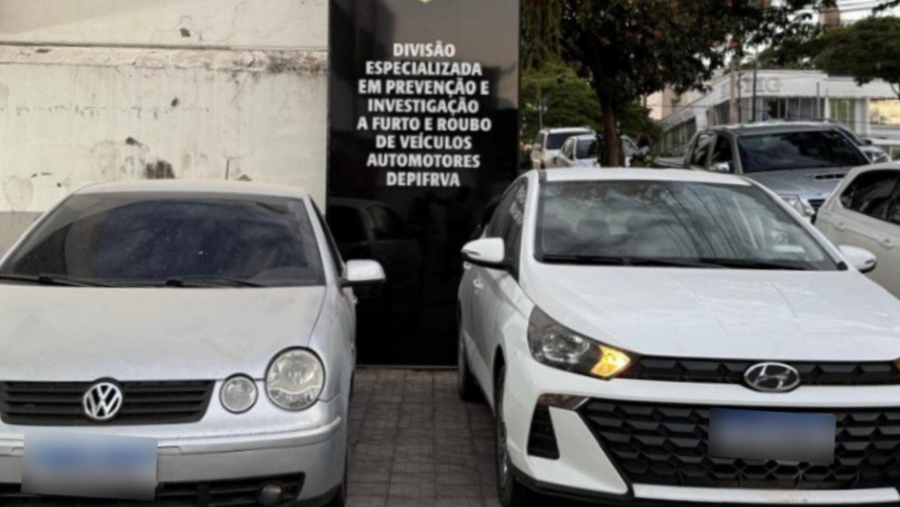 Carros apreendidos no ponto de adulteração de veículos