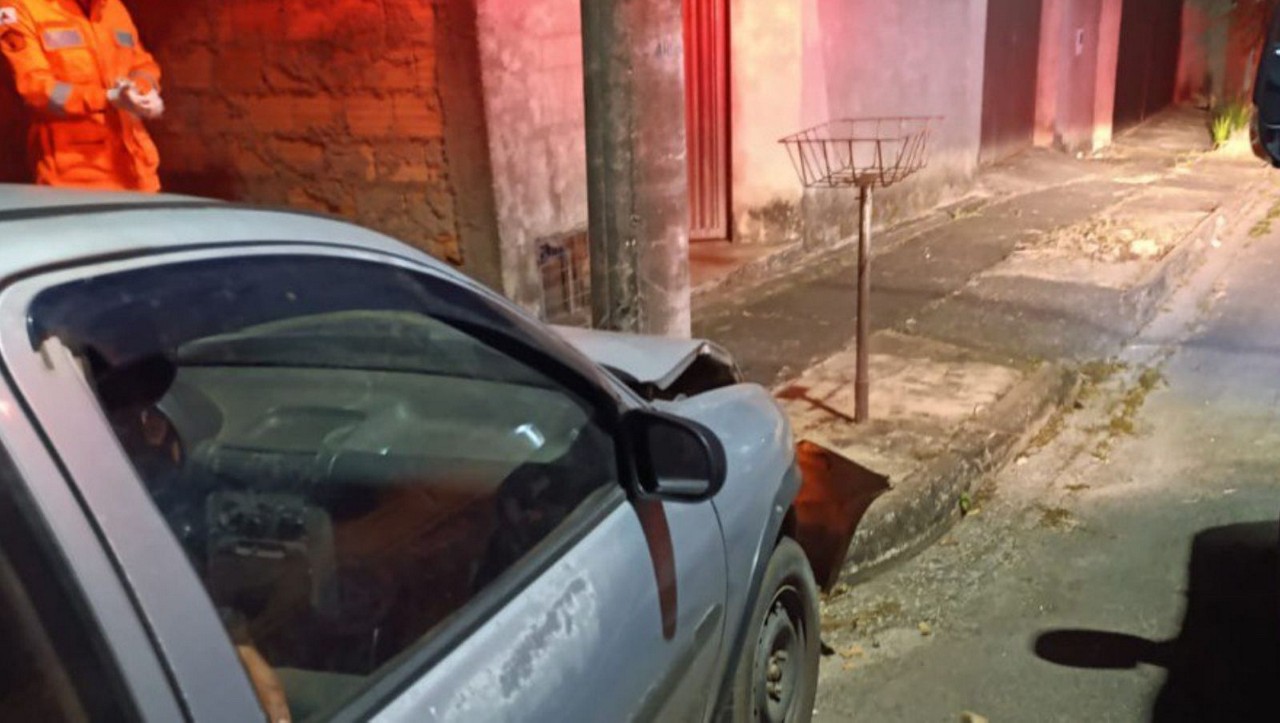 Carro foi encontrado pelos bombeiros na manhã desta sexta-feira (30 de maio)