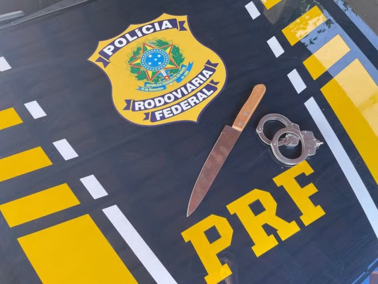 Caminhoneiro foi preso após ameaçar com uma faca e preferir injúrias raciais a outro motorista