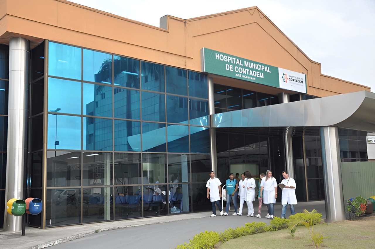 Homem de 25 anos foi levado para o Hospital Municipal de Contagem, onde segue internado