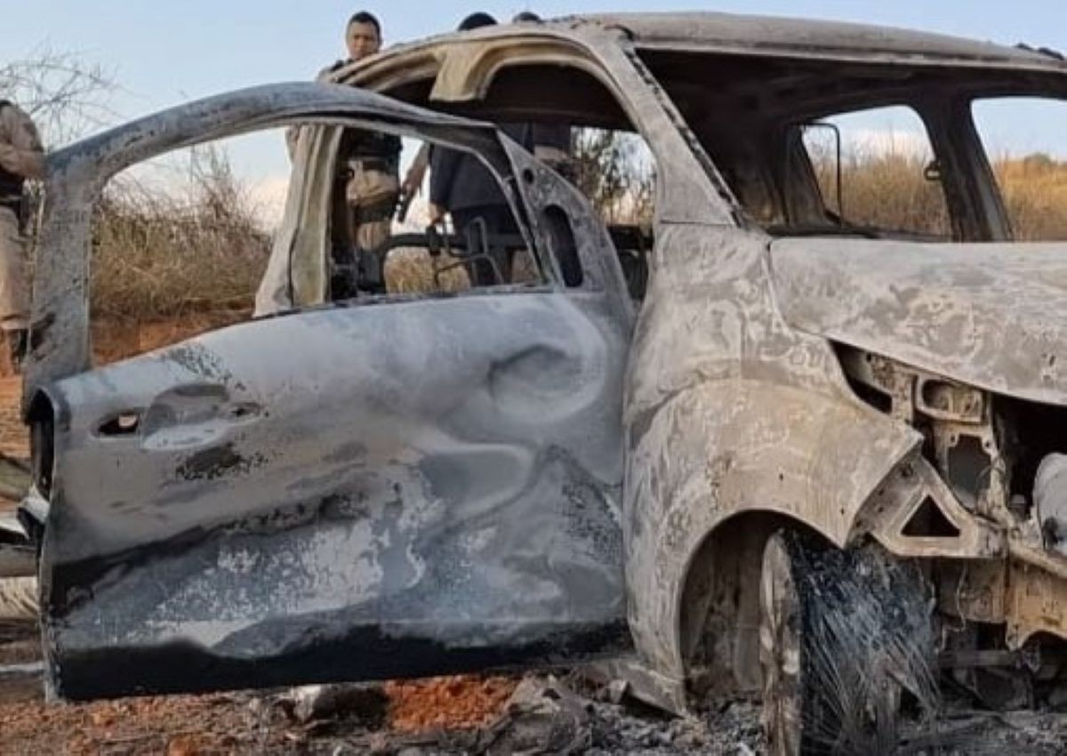 Policiais encontram carro incendiado às margens da BR-381, em Governador Valadares 