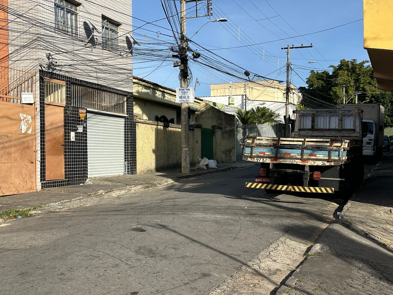 Vítima foi surpreendida por dois homens em uma moto na rua Morro de São Paulo, no bairro Santa Cruz, na região Nordeste de BH