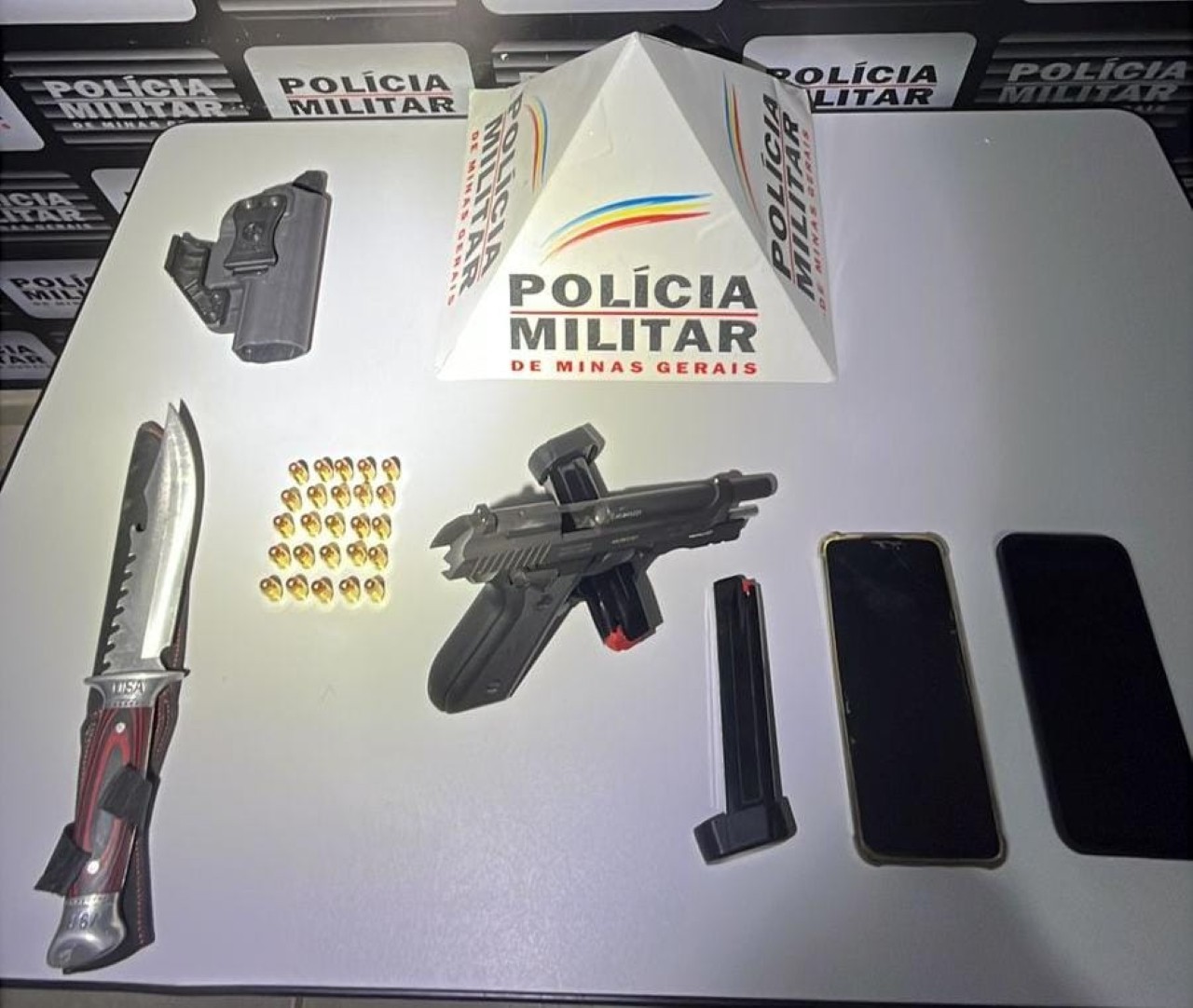 Dupla foi presa e materiais foram apreendidos pela PMMG em Pocrane
