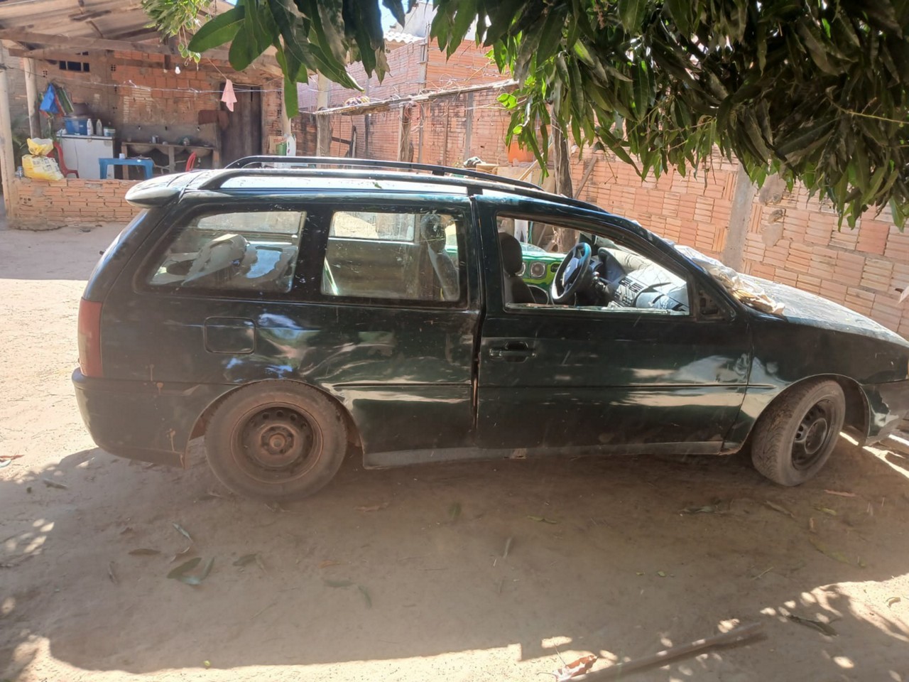 Populares precisaram tombar o carro para salvar a vítima de atropelamento 