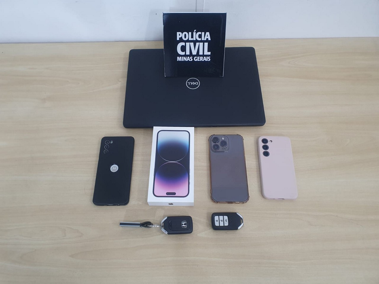 Telefones celulares e outros eletrônicos foram apreendidos na casa do suspeito