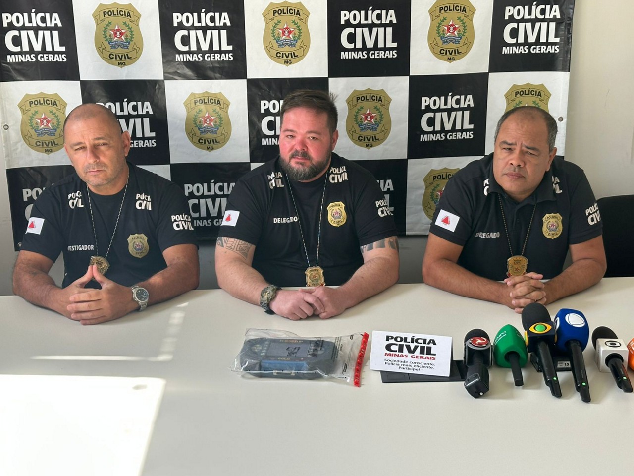 Policiais da Divisão Especializada em Prevenção e Investigação a Furto e Roubo de Veículos Automotores concederam coletiva de imprensa nesta sexta (13)